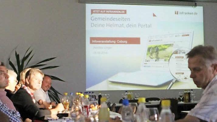 Viele Interessenten aus dem gesamten Landkreis nutzen am Montag die Gelegenheit, sich über die Möglichkeiten der digitalen Gemeindeseiten auf www.inFranken.de azu informieren. Foto: Jochen Berger