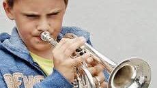 Benedikt Fischer (11) aus Arnshausen spielte bei der Einweihungsfeier der Jukuz-Außenanlage mehrere Trompetensoli. Foto: Dobschütz