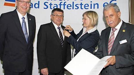 Verbandsprüferin Christina Hartwich steckt Aufsichtsratsvorsitzendem Bruno Krick die silberne Ehrennadel ans Revers. Zur Auszeichnung gratulieren Vorstandsvorsitzender Randolf Menna (rechts) und sein Vorstandskollege Michael Lieb (links).  Foto: Gerda Völk