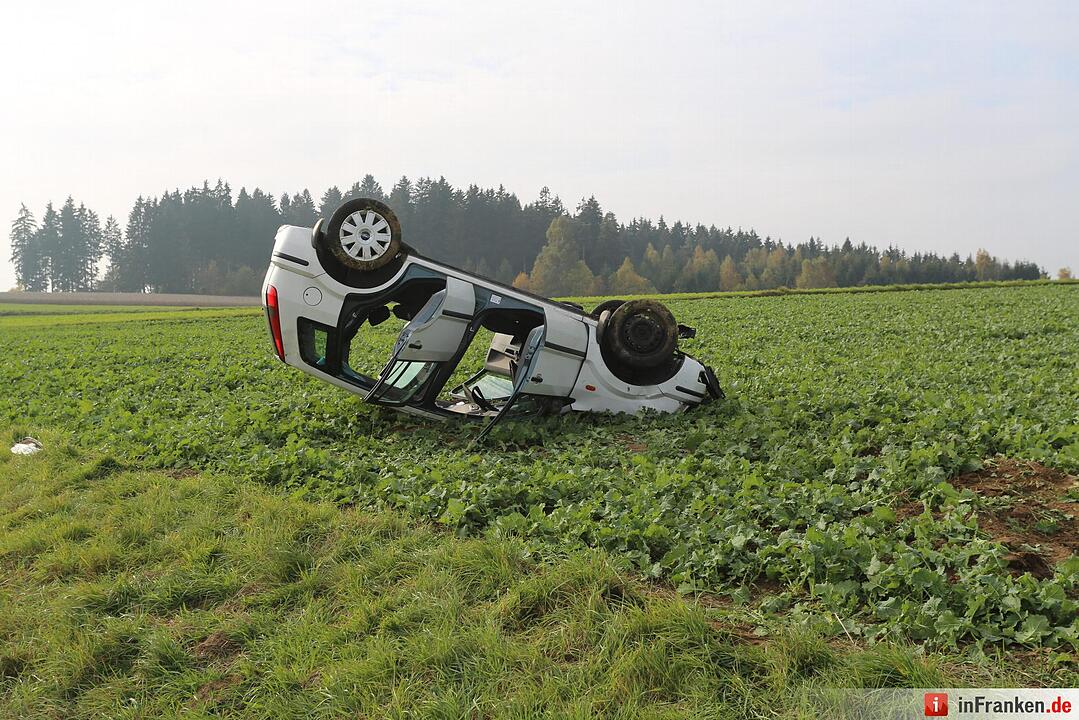 Auto landet auf dem Dach im Feld - Schwerer Unfall auf der B289