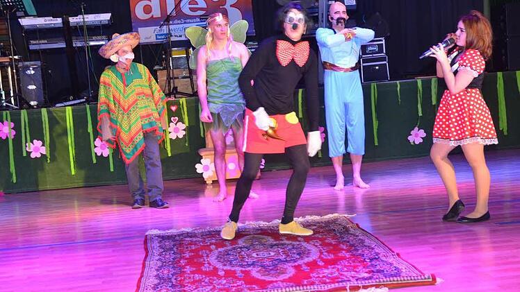 Zum Finale ein Happyend MickeyMaus findet wieder zur geliebten Minniemaus.  Foto: Karl-Heinz Hofmann