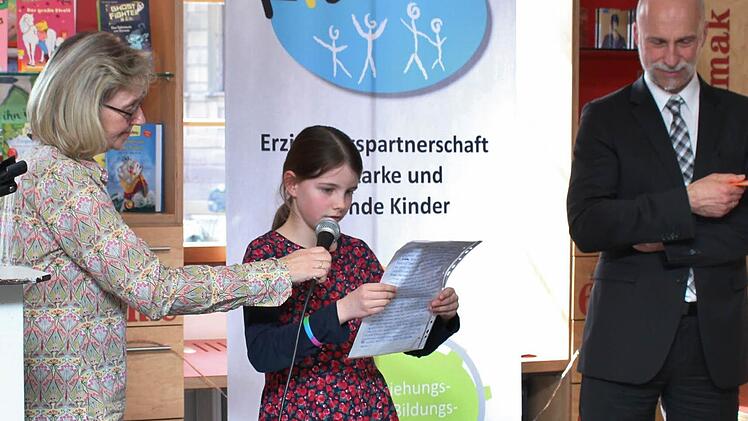 Marlis Schmitt liest aus ihrem Aufsatz über die Schachpartie mit dem Burggeist. Foto: Werner Vogel
