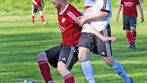 Mit dem Arm hält sich der Daniel Oppel den Weißenbrunner Florian Maurer (rechts) vom Leib und erzielt einen seiner drei Treffer für den FC Lichtenfels, der vorzeitig Meister ist. Foto: Heinrich Weiß