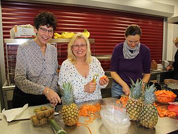 Auch beim Vorbereiten des "Gesunden Frühstücks" legte MdL Susann Biedefeld mit Mitgliedern des Elternbeirats Hand an. Foto: Elisabeth Rückert