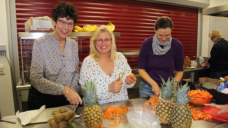 Auch beim Vorbereiten des "Gesunden Frühstücks" legte MdL Susann Biedefeld mit Mitgliedern des Elternbeirats Hand an. Foto: Elisabeth Rückert