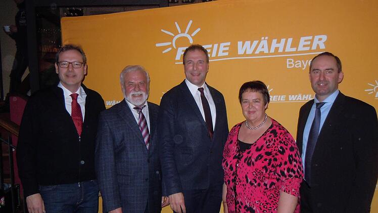 Sie trafen sich in Berlin (von links): Thomas Zöller, Eugen Albert, Alexander Holt, Anneliese Albert, Hubert Aiwanger. Foto: Albrecht G. Walther