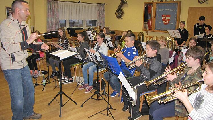 Einige der Nachwuchsmusiker der Fuschter Musikanten haben beim Frühlingskonzert am Samstag, 8. April ihren ersten Auftritt. Es wird bereits fleißig geprobt.  Foto: Ludwig Deschner