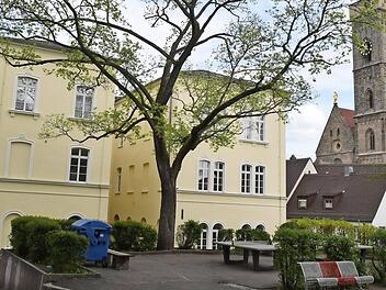 Ein Blickfang nur von außen: das historische Schulhaus, das in mancherlei Hinsicht sanierungsbedürftig ist  Fotos: Ronald Rinklef