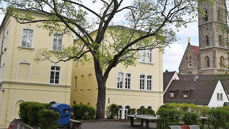 Ein Blickfang nur von außen: das historische Schulhaus, das in mancherlei Hinsicht sanierungsbedürftig ist  Fotos: Ronald Rinklef