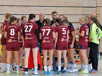 Klaus Watzinger (Mitte) darf seinen eigentlich bis 2019 laufenden Vertrag als Trainer der TSH-Damen nicht erfüllen. Der Coach, die Mannschaft und die Abteilungsleitung wollen etwaige Meinungsverschiedenheiten aber nicht öffentlich austragen. Foto: Picturedreams