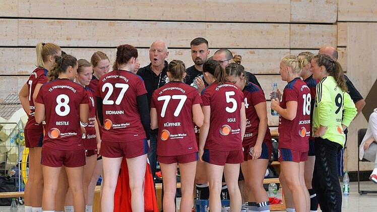 Klaus Watzinger (Mitte) darf seinen eigentlich bis 2019 laufenden Vertrag als Trainer der TSH-Damen nicht erfüllen. Der Coach, die Mannschaft und die Abteilungsleitung wollen etwaige Meinungsverschiedenheiten aber nicht öffentlich austragen. Foto: Picturedreams