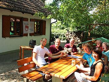 Christoph Paulini, Bernd Guthruf, Klaus Beßler, Manfred Bleichner, Sigurd Kohler, Rainer Scheckenbach und Sigrid Nägel (von links im Uhrzeigersinn) laden zur Kellerberg-Kerwa auch wieder auf ihre privaten Bierkeller.   Foto: Andreas Dorsch
