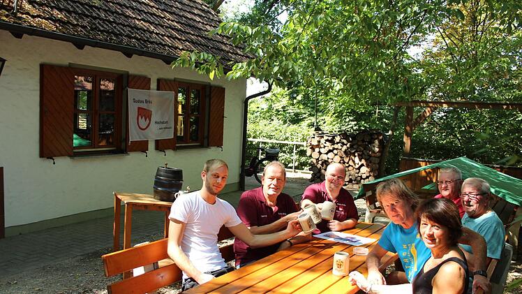 Christoph Paulini, Bernd Guthruf, Klaus Beßler, Manfred Bleichner, Sigurd Kohler, Rainer Scheckenbach und Sigrid Nägel (von links im Uhrzeigersinn) laden zur Kellerberg-Kerwa auch wieder auf ihre privaten Bierkeller.   Foto: Andreas Dorsch