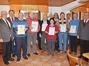 Für jahrzehntelanges Singen im Chor und langjährige Mitgliedschaft bei der Sängerrunde Welitsch wurden diese Mitglieder geehrt.