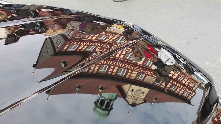 Der Autofrühling dürfte auch in diesem Jahr wieder viele Tausenden Menschen in die Straßen rund ums Rathaus locken.Archivfoto: Matthias Einwag