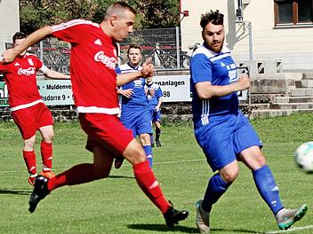 SC Stettfeld - FC Ziegelanger. Eine Flanke nimmt der Stettfelder Marco Wagner (links) auf und verwandelt sie zum 4:0 für seine Mannschaft. Der Ziegelangerer Patrick Maier (rechts) kann den Einschlag nicht mehr verhindern. Foto: Günther Geiling