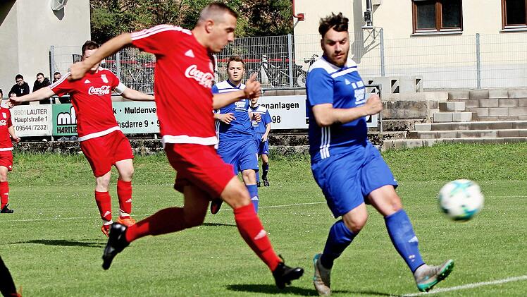 SC Stettfeld - FC Ziegelanger. Eine Flanke nimmt der Stettfelder Marco Wagner (links) auf und verwandelt sie zum 4:0 für seine Mannschaft. Der Ziegelangerer Patrick Maier (rechts) kann den Einschlag nicht mehr verhindern. Foto: Günther Geiling