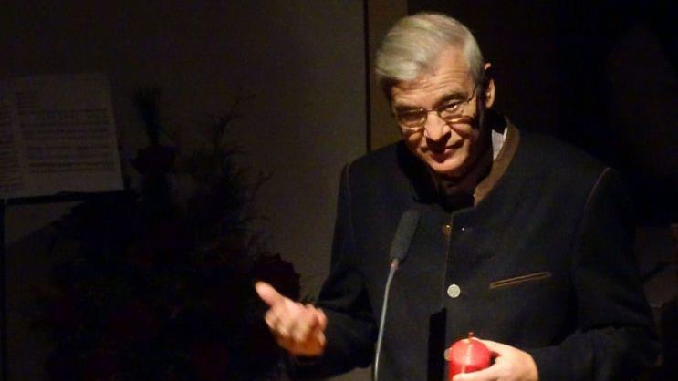 Hans Blinzler hatte unter anderem mit einem Zwiegespräch zwischen Zündholz und Kerze und humorvollen Mundart-Beiträgen aufmerksame Zuhörer. Norbert Neugebauer