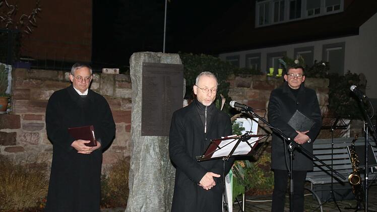 Pastoralreferent Markus Waite, Stadtpfarrer Robert Augustin und Bürgermeister Armin Warmuth  bei der Gedenkveranstaltung zur Pogromnacht in Hammelburg.