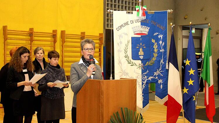 Jutta Köhler spricht ein Grußwort.