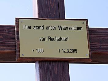 Die Inschrift am Kreuz meint die weit über 100 Jahre alte Pappel.  Foto: Helmut Will