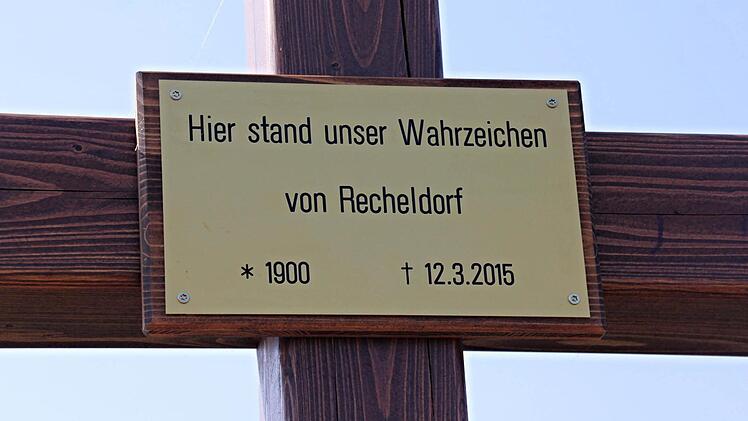 Die Inschrift am Kreuz meint die weit über 100 Jahre alte Pappel.  Foto: Helmut Will