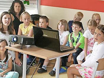 Die Forscherinnen und Forscher der Kleinen Strolche präsentieren per Laptop ihre Ergebnisse vom "Kunststoffwunder" Helm.  Foto: Werner Vogel