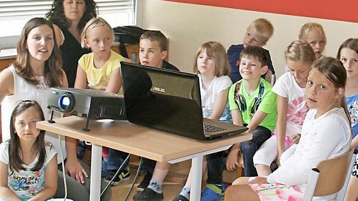 Die Forscherinnen und Forscher der Kleinen Strolche präsentieren per Laptop ihre Ergebnisse vom "Kunststoffwunder" Helm.  Foto: Werner Vogel