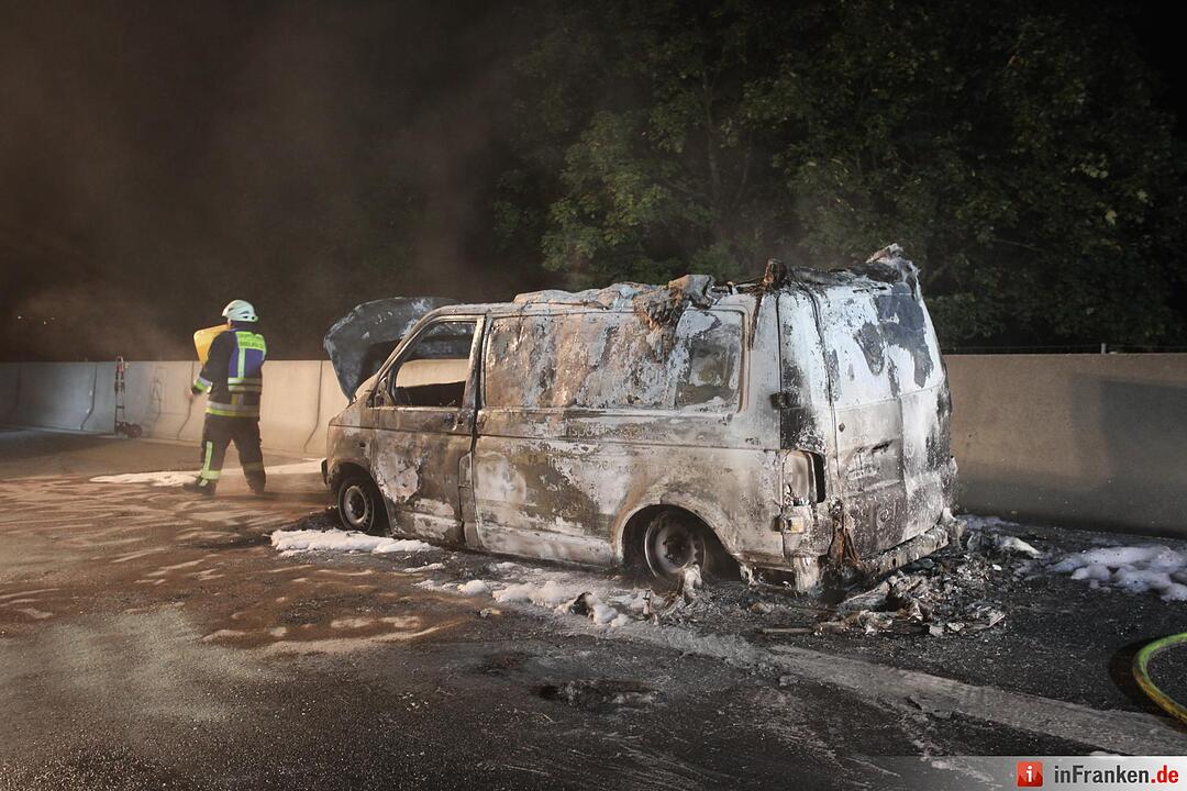 Begleitfahrzeug eines Schwertransporters brennt komplett aus