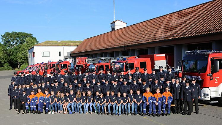 Wie stark die Ha&szlig;furter Feuerwehr personell besetzt ist, dokumentiert das aktuelle Gruppenfoto 2017 samt Jugendfeuerwehr (im Jugendschutzanzug), Kinderfeuerwehr (im T-Shirt), Aktiven und Ehemaligen/Passiven/&Uuml;63 (in Uniform). Foto: Foto: Feuerwehr Ha&szlig;furt