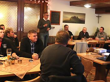 Ralf Olmesdahl (stehend) sparte nicht mit Kritik an Bürgermeister und Verwaltung.Johanna Blum