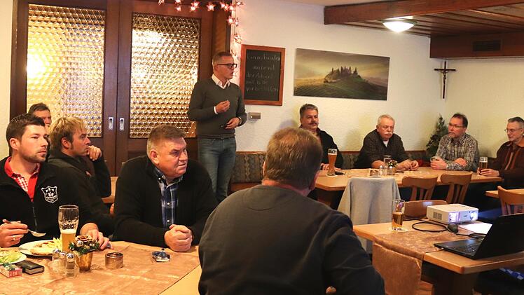 Ralf Olmesdahl (stehend) sparte nicht mit Kritik an Bürgermeister und Verwaltung.Johanna Blum