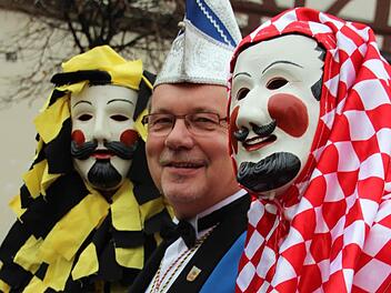Das Schörschla (links) und der Schellenmann (rechts) mit ihrem einstigen "Papa", dem früheren Kulturringsvorsitzenden Eberhard Wohl.  Archiv/Eckehard Kiesewetter