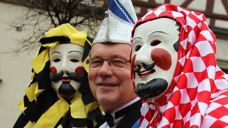 Das Schörschla (links) und der Schellenmann (rechts) mit ihrem einstigen "Papa", dem früheren Kulturringsvorsitzenden Eberhard Wohl.  Archiv/Eckehard Kiesewetter