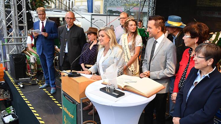 Gesundheitsministerin Melanie Huml  sprach in Vertretung des Schirmherrn, Ministerpräsident Söder.  Mit im Bild (v.l.) Moderator Frank Ziegler, Landrat Meißner, Landesinnungsmeisterin Nötzelmann sowie (v.r.) Regierungspräsidentin Heidrun Piwernetz, MdL Susann Biedefeld, Bürgermeister Hügerich und Korbstadtkönigin Maria I.