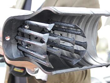 Dieses Teil wird im Schacht auf den Kanal geschraubt. Wird die Ratte von den eingebauten Sensoren erkannt, schießen die Stäbe aus der Verkleidung und töten das Tier in Sekundenbruchteilen.    Foto: Andreas Dorsch