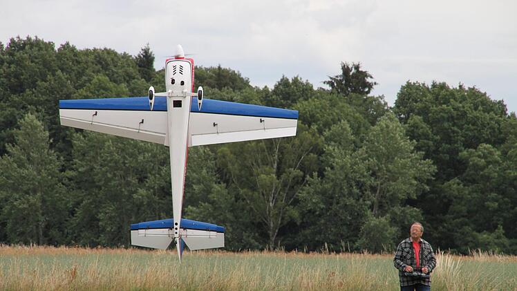 Am 30. Juni steigt wieder auf  dem Modellflugplatz in Kaltenreuth der Schauflugtag der Segelfluggruppe  "Kordigast" Burgkunstadt. Georg Hopf aus Lauf bei Nürnberg hatte vor einem  Jahr sein Propellerflugzeug Extra 230 senkrecht in der Luft stehen lassen. Stephan Stöckel.