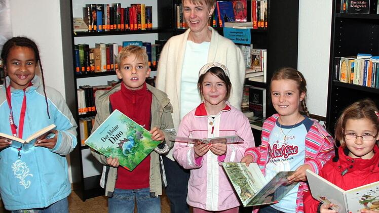Liebe zur Bücherei: Die Mädchen und Jungen für Bücher zu begeistern ist das große Ziel von Büchereileiterin Marita Trini. Seit 20 Jahren engagiert sie sich in der KöB Obervolkach.von