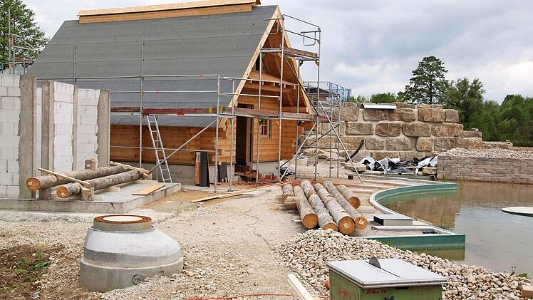 Der Rohbau der Banja-Sauna mit der Sandsteinquader-Wand ist nur ein kleiner Teil der Saunaerweiterung der Obermain-Therme  Foto: Matthias Einwag