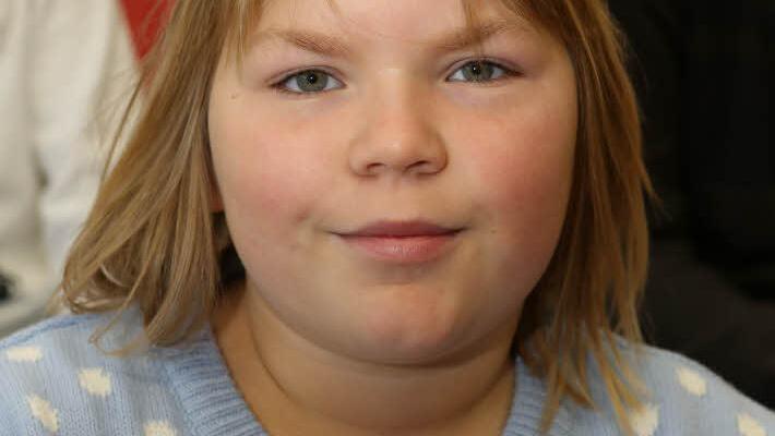 Merle (10) aus Kulmbach: "Das ist meine Schule hier. Ich habe heute einen Freund mitgenommen, da kann ich ihm gleich mal meine Schule zeigen. Zuhause schnappe ich mir mein Tablet, wenn ich etwas wissen möchte und schau auf Google. Aber ich probiere mal neue Seiten aus." Foto: Barbara Herbst