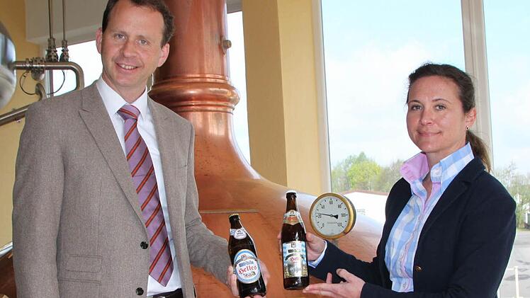 Will Bräu: Ulrich Klesper von der Inhaberfamilie präsentiert das neue Design. Seine Schwester Julia Malangre-Klesper hält eine herkömmliche Flasche in der Hand. Foto: Ulrike Müller