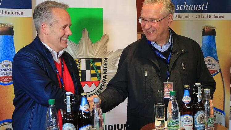 Der Vorstandssprecher der Kulmbacher Brauerei, Markus Stodden (links), begrüßt Minister Joachim Herrmann zur Pressekonferenz.