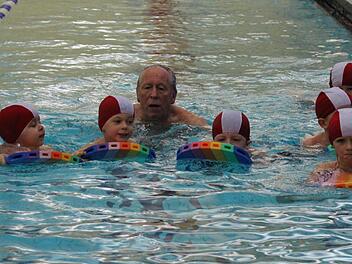 Schwimmlehrer Norbert Klodwig mit einem Kurs.  Foto: Benedikt Borst
