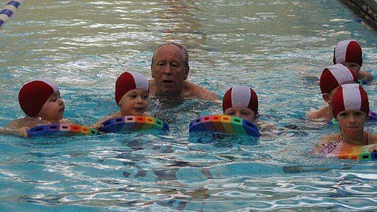 Schwimmlehrer Norbert Klodwig mit einem Kurs.  Foto: Benedikt Borst