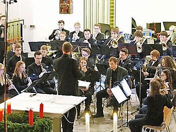 Ein tolles Adventskonzert spielte die Bläserphilharmonie der Stadtjugendkapelle in St. Otto.  Foto: Wolfgang Niewelt