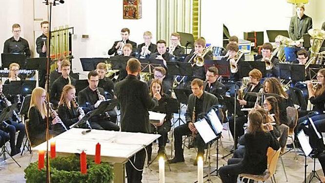 Ein tolles Adventskonzert spielte die Bläserphilharmonie der Stadtjugendkapelle in St. Otto.  Foto: Wolfgang Niewelt