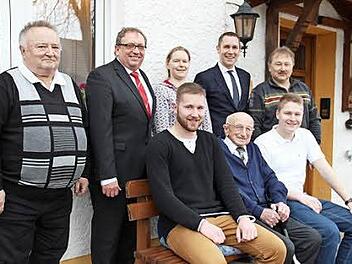 Helmut Schirmer mit seinen Enkeln Andreas und Matthias sowie (stzehend, von links) Sohn Erwin, Dieter Schaar, Pfarrerin Sabine Winkler, Martin Bernreuther und Sohn Horst.  Foto: Katharina Müller-Sanke