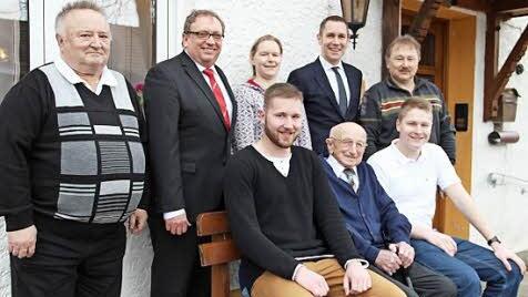 Helmut Schirmer mit seinen Enkeln Andreas und Matthias sowie (stzehend, von links) Sohn Erwin, Dieter Schaar, Pfarrerin Sabine Winkler, Martin Bernreuther und Sohn Horst.  Foto: Katharina Müller-Sanke