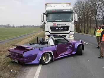 Der Oldtimer, der auf der B4 bei Gleußen verunglückte, stand noch zum Verkauf. Foto: Michael Stelzner