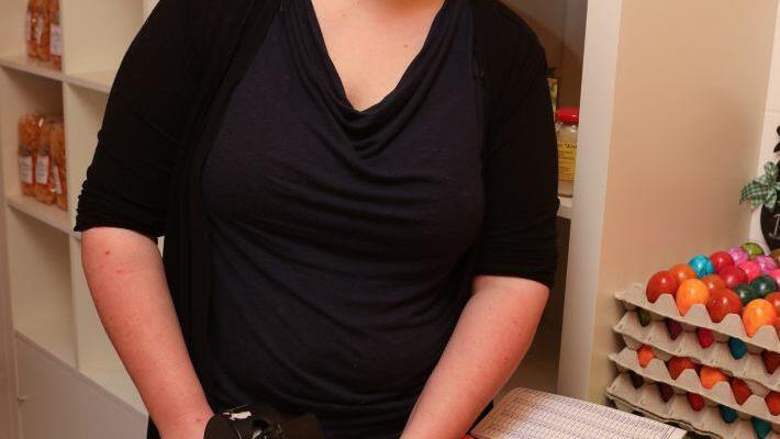 Bille Merz macht Aufkleber auf die Eier. Dort kann abgelesen werden, wie lange die Eier haltbar sind. Foto: Barbara Herbst